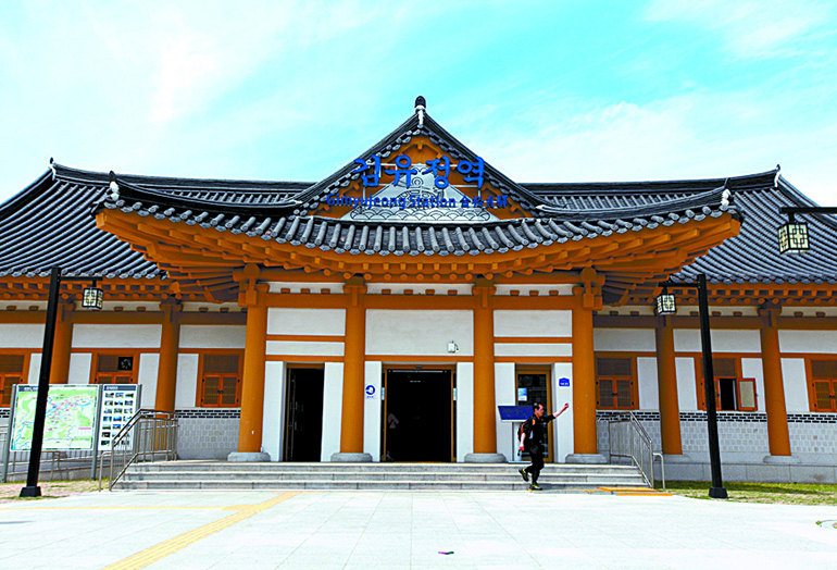 김유정역. 한국 철도 최초로 역명에 사람 이름을 사용했다.